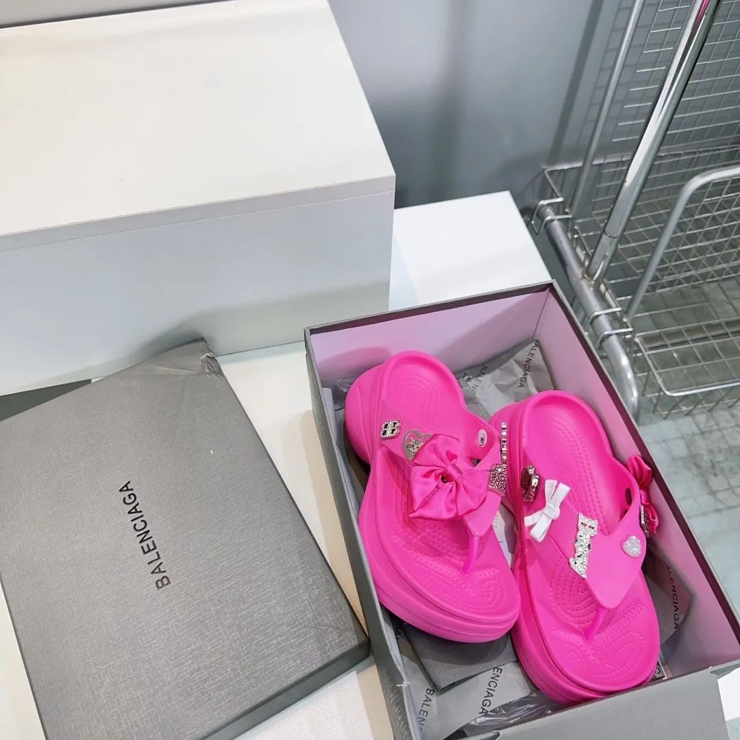 👟👟Ex-factory price 440👟👟 Top quality🔥Balenciaga 25 spring and summer latest thick-soled rubber jelly shoes flip-flops! 25 new spring dark horse items, fashion bloggers at home and abroad have put on foot shows, popular on social platforms at home and abroad, fashionistas must buy, various Parisian elements hardware buckle DIY, highly brand recognition All hardware is re-engraved and made with heavy gold molds Ingenious craftsmanship, accurately restoring every detail Original open-mold EVA rubber and plastic one-piece outsole Super light on the foot, a proper height-increasing artifact with an outsole height of 6cm Original full set of packaging Code number: 35-42 (40, 41, 42 are non-refundable) with original packaging
